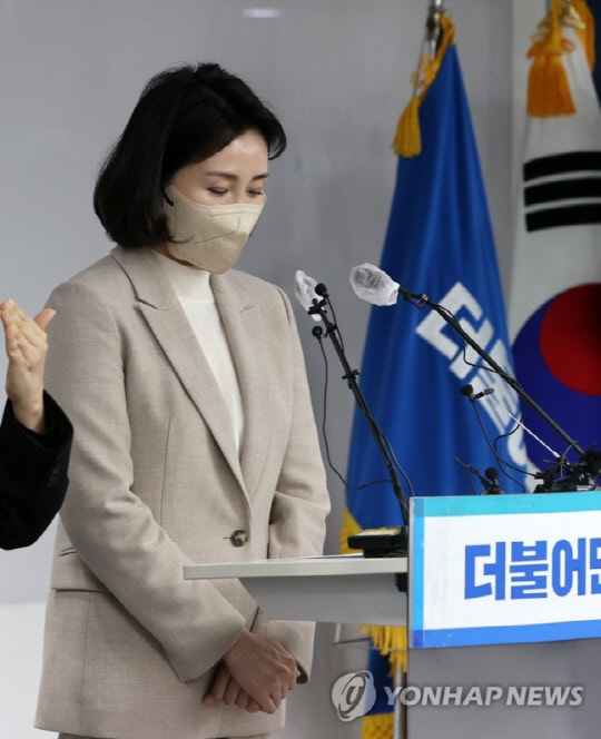 이재명 더불어민주당 대선 후보의 부인 김혜경씨가 9일 오후 서울 여의도 민주당 중앙당사에서 기자회견을 열고, '갑질 의전 논란'에 대해 사과하고 있다. <연합뉴스>